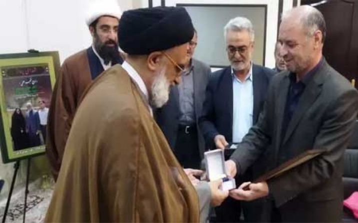 اهدای مدال المپیاد علمی شهید هواپیمای اوکراینی به حرم حضرت معصومه(س) اهدای مدال المپیاد علمی شهید هواپیمای اوکراینی به حرم حضرت معصومه(س)